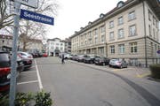 Die Parkplätze auf dem unteren Postplatz in Zug. (Bild: Daniel Frischherz, 25. März 2019)