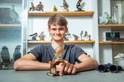 Maturand Ruben Lippuner in der biologischen Sammlung der Kantonsschule am Burggraben. In der Hand sein Foschungsobjekt: ein Buchfink. (Bild: Urs Bucher, 9. Mai 2019)