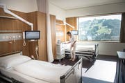 Zimmer im 2018 eingeweihten Bettentrakt des Spitals Wattwil. (Bild: Ralph Ribi)