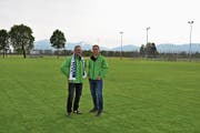 Schwingen statt Fussball: Kuno Jocham, Präsident des Trägervereins FC Widnau und OK-Vizepräsident (links), mit Markus Wüst, OK-Präsident des 105. St. Galler Kantonalschwingfests. Beide in den grünen Jacken, die alle Helfer des Schwingfests tragen. (Bild: acp)
