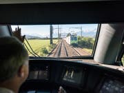 Die BLS - hier ein Zug im Berner Aaretal - schickt Ende 2019 noch keine Interregio-Züge nach Biel und Olten. (Bild: KEYSTONE/CHRISTIAN BEUTLER)