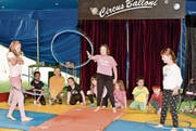 Lange geübt: Kinder treten im Circus Balloni auf. (Bild: Heidy Beyeler)