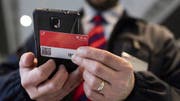 Das Generalabonnement ist in der Schweiz äusserst beliebt. Geht es nach dem ÖV-Branchenverband, sollen Pendler künftig mehr dafür bezahlen. (Bild: Keystone/GAETAN BALLY)