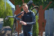 Daniel Markwalder mit seinem neusten Velo vor den Stahl-Stehlen, die er zu seinem «Wetten, dass...?»-Erfolg bekam. (Bild: Mario Testa)