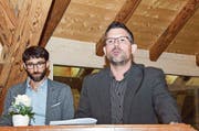 Aadorfs Gemeindepräsident Matthias Küng stellt den Thurkultur-Mitgliedern und Präsident David Zimmermann das Versammlungslokal, den Hänkiturm, vor. (Bild: che)