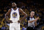 Superstar Kevin Durant fällt mit einer Wadenzerrung aus. (Bild: Ben Margot/AP (Oakland, 8. Mai 2019))