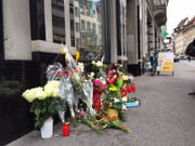 Am 4. August 2017 stach der Beschuldigte einen jungen Mann in der St. Galler Innenstadt nieder. Blumen erinnerten noch Tage danach an die tragische Tat. Das Kreisgericht St. Gallen befasst sich am Donnerstag mit dem Fall. (Bild: Keystone-SDA/Silvia Minder)