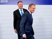 EU-Ratspräsident Donald Tusk (rechts), wird in Sibiu vom rumänischen Staatspräsidenten Klaus Iohannis (links) begrüsst. (Bild: KEYSTONE/EPA/ROBERT GHEMENT)