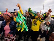 Sie können jubeln, aber verhalten: Der African National Congress (ANC) steht vor einem Wahlsieg, muss jedoch Verluste hinnehmen. (Bild: KEYSTONE/AP/HALDEN KROG)
