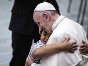 Für alle katholischen Kleriker und Ordensleute gilt ab Juni eine Meldepflicht für Missbrauchsfälle in der Kirche. Papst Franziskus hat dies in einem apostolischen Schreiben mitgeteilt. Eine Meldepflicht an staatliche Stellen ist nicht vorgesehen. (Bild: KEYSTONE/EPA ANSA/ANGELO CARCONI)