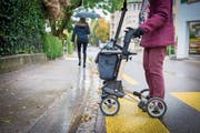 Braucht die Alterspflege eine Gehhilfe? Ursula Egli fordert neue Lösungen. (Bild: Urs Bucher)