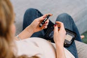 Werdende Mütter mit Schwangerschaftsdiabetes müssen mehrmals am Tag mit einem Messgerät den Blutzucker bestimmen. (Bild: Getty)
