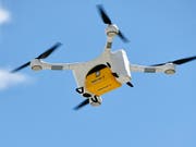 Eine unbeladene Transportdrohne der Post ist in ein Waldstück bei der Universität Zürich-Irchel abgestürzt. (Bild: KEYSTONE/WALTER BIERI)