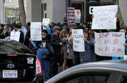 Vor dem milliardenschweren Börsengang des Fahrdienstvermittlers Uber haben die Fahrer die Arbeit niedergelegt. Mit dem Streik wollen sie auf die Diskrepanz zwischen ihren Arbeitsbedingungen und den erwarteten Gewinnen der Investoren bei dem Börsengang hinweisen. Bild: Eric Risberg/AP (San Francisco, 8. Mai 2018)