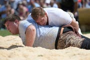 Der Mörschwiler Lars Geisser (oben) im Bodenkampf mit dem Thurgauer Mario Schneider am St.Galler Kantonalfest 2018. (KEYSTONE/Gian Ehrenzeller)