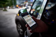Mittels Uber-App sehen Kunden, welche Uber-Fahrzeuge gerade in der Nähe sind. Bild: René Ruis/Keystone