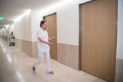 Gang im neuen Bettenhaus des Spitals Wattwil. (Bild: Ralph Ribi)