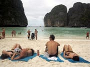 Die von Felsen gesäumte Traumbucht auf der thailändischen Insel Ko Phi Phi bleibt für weitere zwei jahre für Touristen gesperrt. Der Touristenansturm hatte zu massiven Umweltschäden geführt. (Bild: KEYSTONE/EPA/STRINGER)