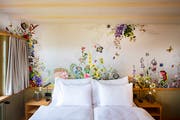 Rustikal, ganz in weiss oder floral, mit minimalistisch gehaltenem Mobiliar und dezenter Dekoration. (Bild: Urs Bucher)