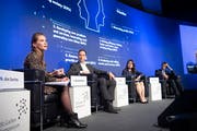 Diskutieren am St.Gallen Symposium den Zweck des Kapitals: Moderatorin Nina dos Santos, Swiss-Re-Chef Christian Mumenthaler, Morgan-Stanley-Nachhaltigkeitschefin Audrey Choi und Oxford-Professor Colin Mayer (von links). (Bild: Ralph Ribi)