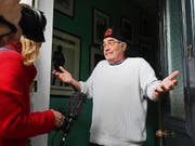 Der bekannte BBC-Radiomoderator Danny Baker ist seinen Job los. Er hatte auf Twitter ein Bild mit Kommentar veröffentlicht, das ein gut gekleidetes Paar mit einem Schimpansen im Anzug zeigt. So hatte er die Geburt des neusten Nachwuchses im britischen Königshaus kommentiert. (Bild: KEYSTONE/AP PA/VICTORIA JONES)