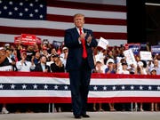 US-Präsident Donald Trump hat am Mittwoch auf einer Wahlkampfveranstaltung in Florida zu einem Rundumschlag von politischen Themen ausgeholt. (Bild: KEYSTONE/AP/EVAN VUCCI)