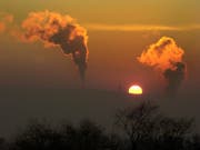 Nur wenige Schweizer glauben, dass eine Senkung des CO2-Austosses und des Energieverbrauchs vereinbar mit dem Streben nach Wirtschaftswachstum ist. (Bild: Keystone/EPA CTK/LIBOR ZAVORAL)