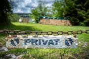 Am Untersee – hier in Steckborn – verbietet ein Schild der Öffentlichkeit den Zugang zum Ufer. (Bild: Reto Martin)