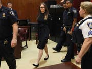 Ihren Prozess in New York machte sie mit einer extravaganten Kleiderwahl zu einer Show: die deutsche Hochstaplerin Anna Sorokin. (Bild: KEYSTONE/AP/RICHARD DREW)