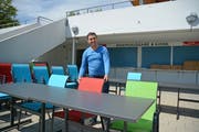 Yusuf Karageçili beim Einrichten des Restaurants im Freibad Sonnenberg in Herisau. Bild: Karin Erni