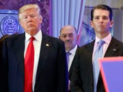 Der älteste Sohn von US-Präsident Donald Trump, Donald Trump Jr. (rechts), ist vor einen Senatsausschuss vorgeladen worden. (Bild: KEYSTONE/AP/EVAN VUCCI)