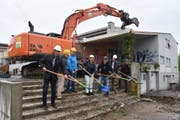 Die Abbrucharbeiten an der Turnhalle beginnen. (Bild: Thomas Güntert)