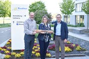 Bei der Schlüsselübergabe: Der ehemalige Leiter des Wohn- und Pflegezentrums Neuhaus, Stefan Wohnlich, mit seiner Nachfolgerin Manuela Rast und Stiftungsratspräsident Daniel Kressig. (Bild: PD)