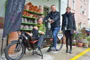 Biosphäre-Mitarbeiterin Regula Gähwiler, Gemeinderat Thomas Bornhauser und Simone Hugi, Projektleiterin carvelo2go bei der Übergabe des Velos. (Bild: Mario Testa)