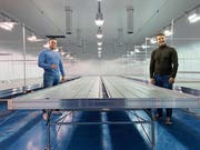 Geschäftsführer Adriano Meier und Verwaltungsratspräsident Sebastian Zeller in einer der sterilen Gewächskabinen. (Bild: Dieter Ritter)