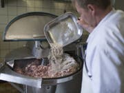 Die Berner Zungenwurst wird noch in vielen kleineren Metzgereien hergestellt. Nun soll die Spezialität besser vor Nachahmerprodukten geschützt werden (Themenbild). (Bild: Keystone/GAETAN BALLY)