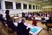 An der ersten Versammlung mit der neuen Schulbehörde im Turnraum Raperswilen war die Welt in der Volksschule Wigoltingen noch in Ordnung. (Bild: Mario Testa, 12. Dezember 2017)