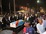 Im Kongo haben Tausende dem langjährigen Oppositionsführer des Landes, Etienne Tshisekedi, am Samstag die letzte Ehre erwiesen. (Bild: KEYSTONE/AP/JOHN BOMPENGO)