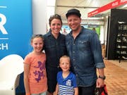 Die Familie Kuster (Denise, Patrik, Elena und Luca) ist extra aus Hirzel ZH für die Iheimisch angereist. Sie haben aber früher in Nidwalden gewohnt und immer noch Familie hier. «Wir sind quasi Heiweh-Iheimische.» (Bild: Fabienne Mühlemann/Luzerner Zeitung, 1. Juni 2019)
