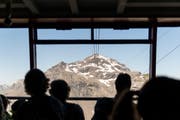Touristen blicken von der Bahn aus aufs Schilthorn. (Bild: Christian Beutler/Keystone)