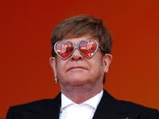 Der britische Popstar Elton John hat das Herausschneiden von schwulen Sexszenen in der russischen Version des Films «Rocketman» heftig kritisiert. (Bild: KEYSTONE/EPA/IAN LANGSDON)