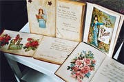 Mit der Einführung der aus festem Papier gestanzten Blumen und anderen Motiven in leuchtenden Farben begann 1875 für das Poesiealbum eine neue Ausziermöglichkeit. Durch die neuen Bildchen bekamen die Alben den Charakter von Bilderbüchern. Viele Mädchen begannen, schöne Glanzbildchen zu sammeln. Heute sind diese zu Raritäten geworden. (Bild: Ruedi Loher)