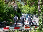 Grossaufgebot: Polizisten am Freitag beim Wohnhaus, in dem ein 60-jähriger Mann zwei Frauen als Geiseln nahm und erschoss. (Bild: KEYSTONE/ENNIO LEANZA)