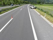 Ausweichmanöver wegen Isolationsplatten auf der Fahrbahn: Die Lenkerin wurde leicht verletzt; drei weitere Insassen und ein Hund blieben unverletzt. (Bild: Kantonspolizei Graubünden)