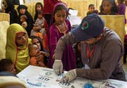 HIV-Bluttests werden bei Kindern in einem staatlich geführten Spital in Ratodero gemacht, während ihre Eltern dabei nervös zuschauen. (Bild: Rizwan Tabassum/AFP (9. Mai 2019))