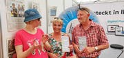 Isabelle, Ursi und Beat Würsch aus Emmetten haben am Glücksrad den Hauptpreis abgesahnt. (Bild: Markus von Rotz, 1. Juni 2019)