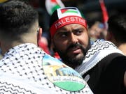Klare Botschaft am Al-Kuds-Tag in Berlin: Jerusalem soll von Israel zurückerobert werden (Bild: KEYSTONE/EPA/FELIPE TRUEBA)