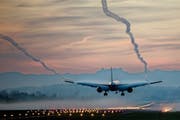 Eine Boeing 777-300 der Swiss landet am Flughafen Zürich. (Bild: Christian Merz/Keystone (13. Oktober 2017))
