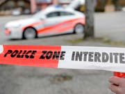 Ein Toter und eine Schwerverletzte durch Messerstiche: Die Waadtländer Polizei fand am Freitag in La Sarraz eine blutige Szenerie vor. (Bild: KEYSTONE/LAURENT GILLIERON)