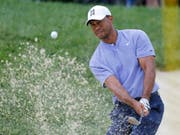 Tiger Woods zeigt einen perfekt ausbalancierten Schlag aus dem Bunker (Bild: KEYSTONE/FR52593 AP/JAY LAPRETE)